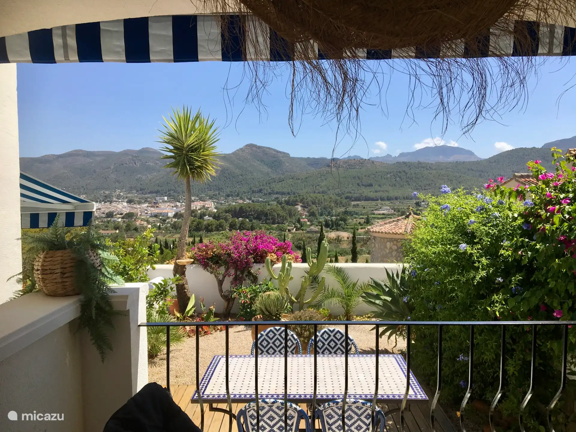 Blick von der Terrasse und vom Wohnzimmer