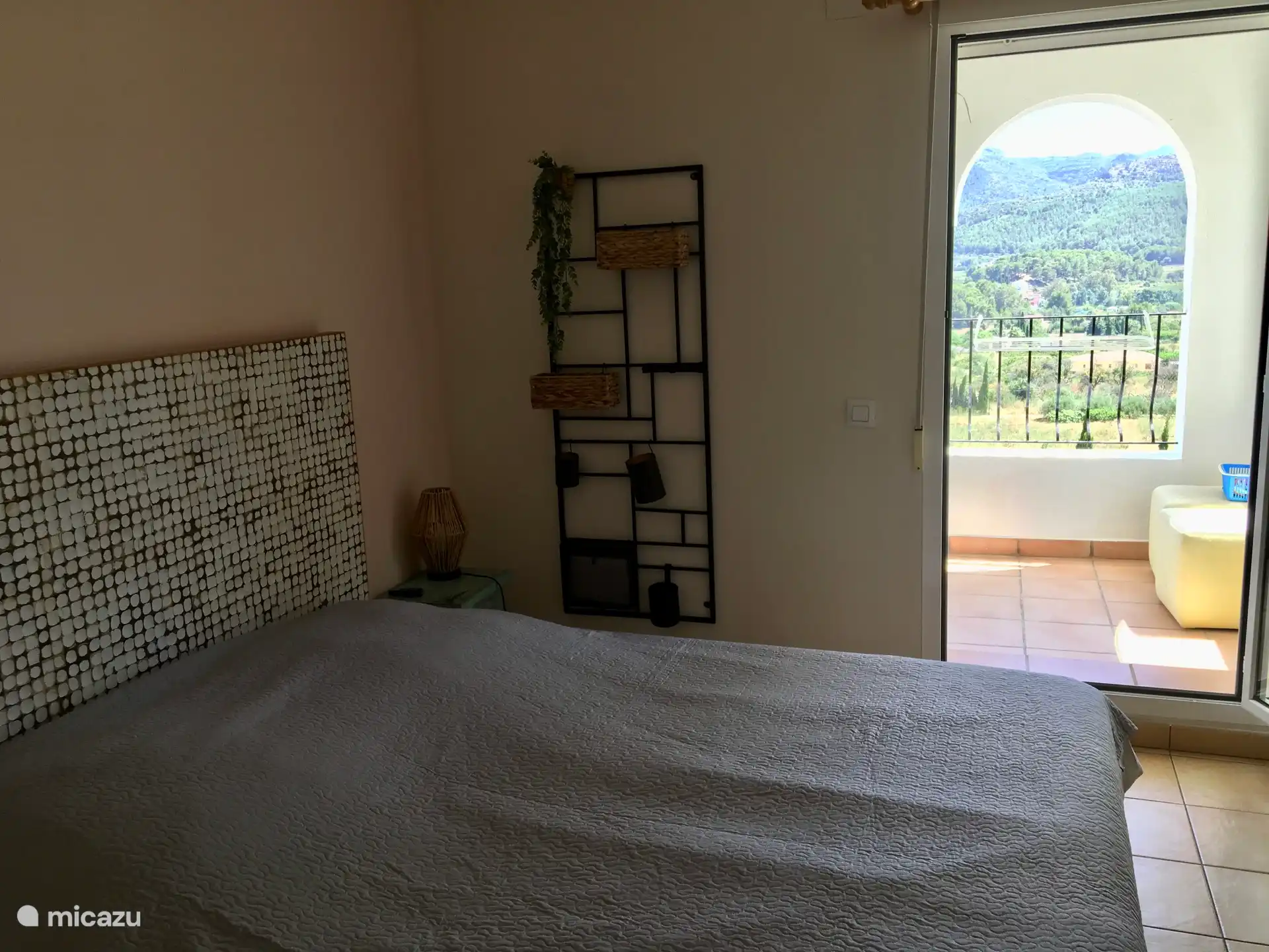 Hauptschlafzimmer mit Durchgang zum Balkon