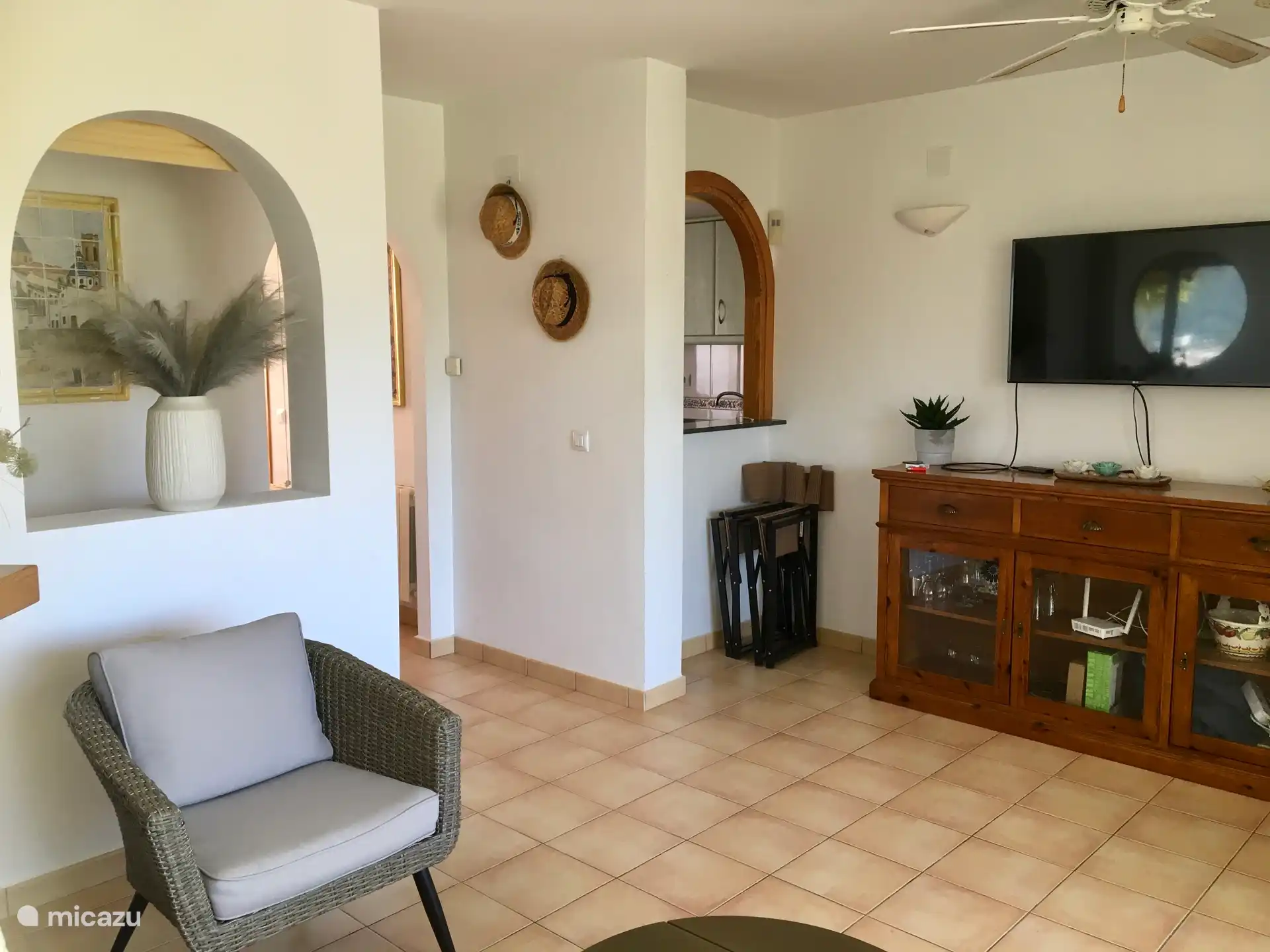 Ger&#228;umiges Wohnzimmer mit Smart-TV