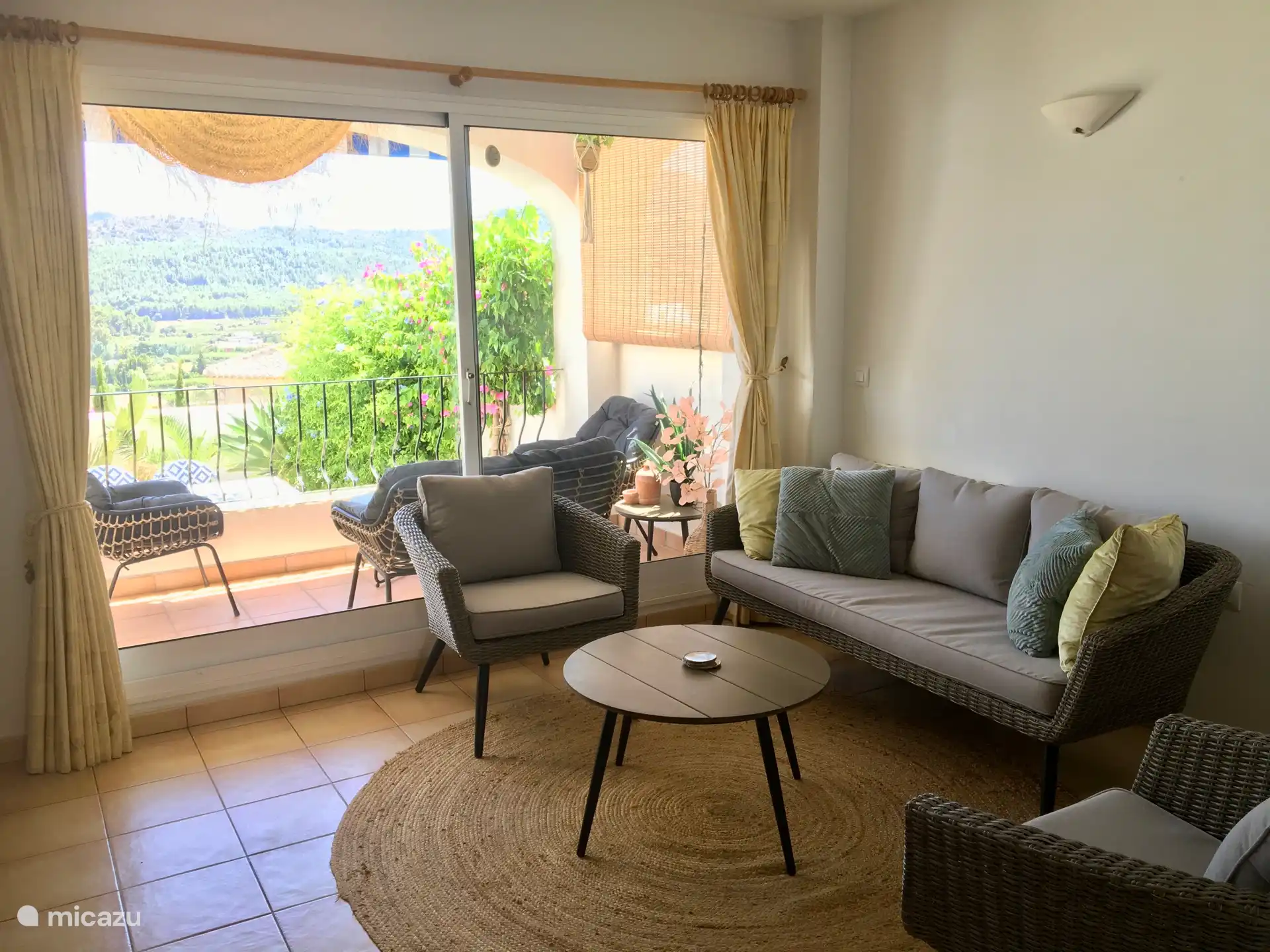 Ger&#228;umiges Wohnzimmer mit Glasschiebet&#252;ren nach drau&#223;en