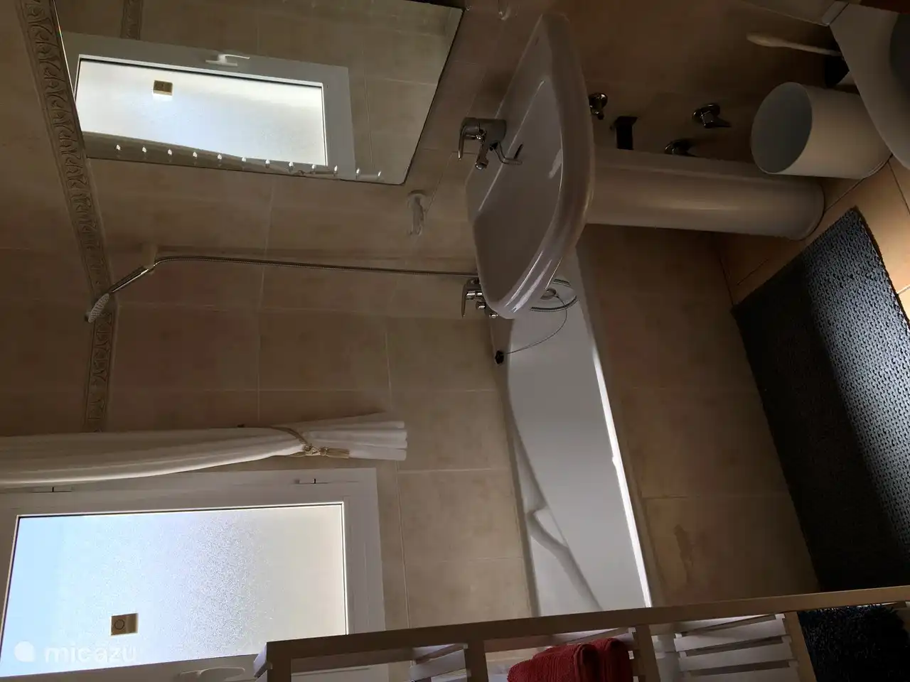 En-suite Badezimmer mit Badewanne und Dusche