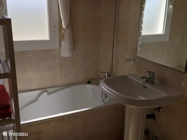 Vakantiehuis Valle del Paraiso huren in Spanje, Costa Blanca, Jalón - vakantiehuis Ensuite badkamer met ligbad en douche