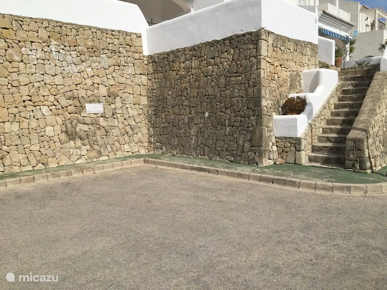 Privater Parkplatz am Hintereingang