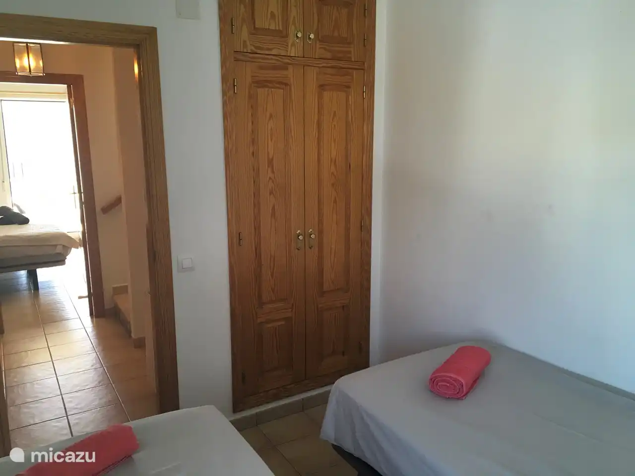 2. Schlafzimmer mit Kleiderschrank