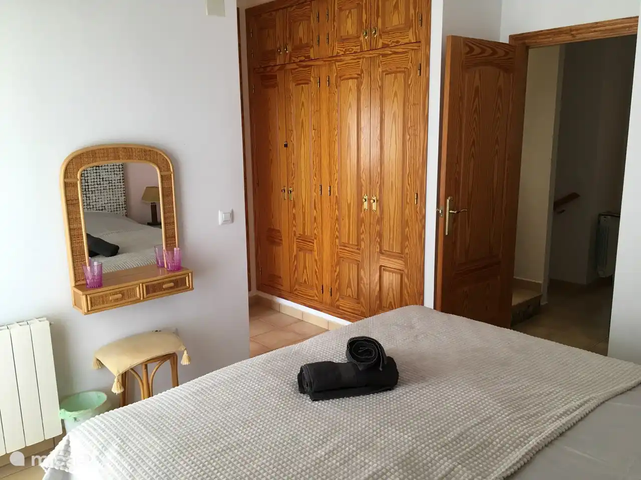 Hauptschlafzimmer mit gro&#223;en Kleiderschr&#228;nken