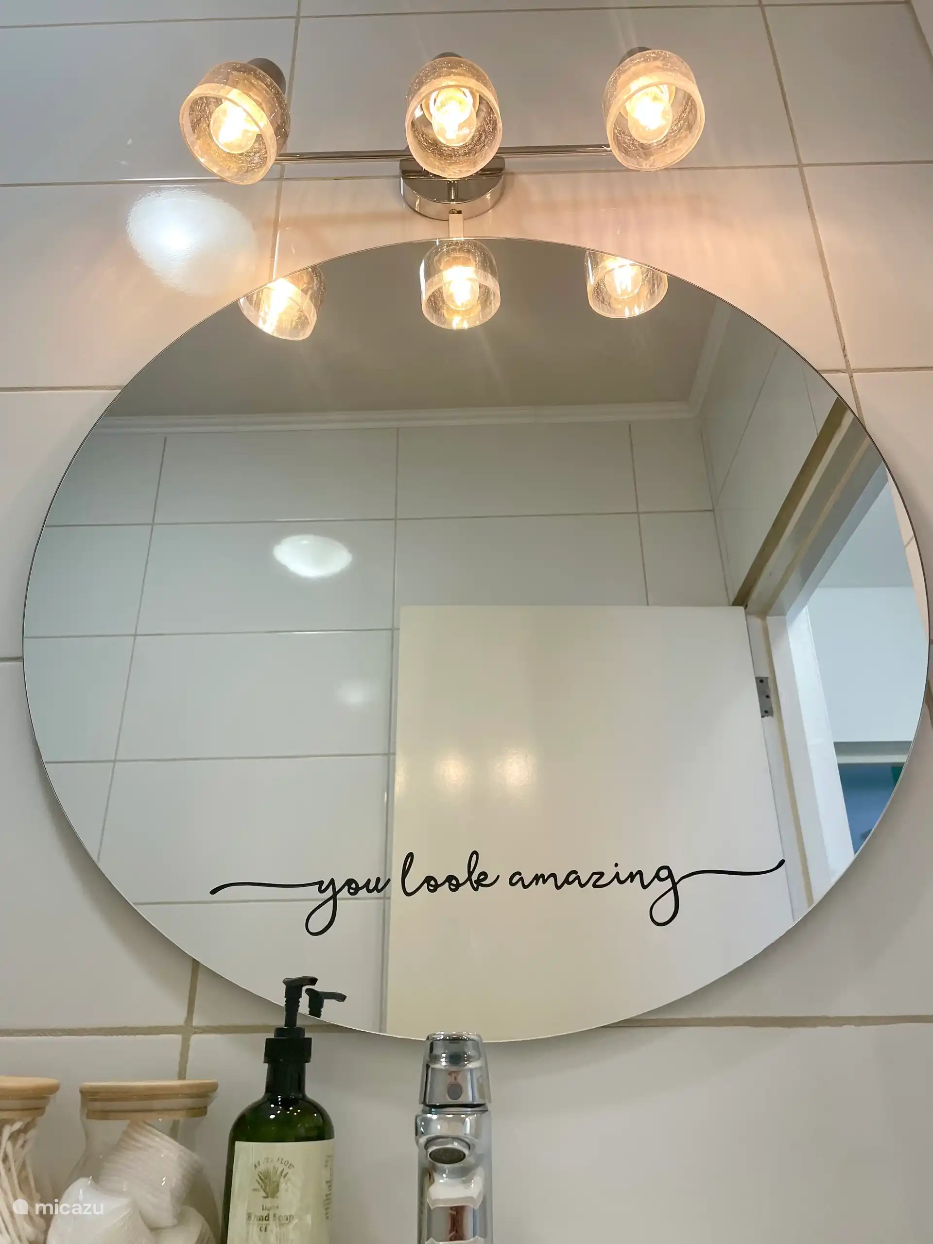 Ook deze badkamer is uitgerust met heerlijke lokale Aloë Vera producten, wattenstaafjes en schijfjes