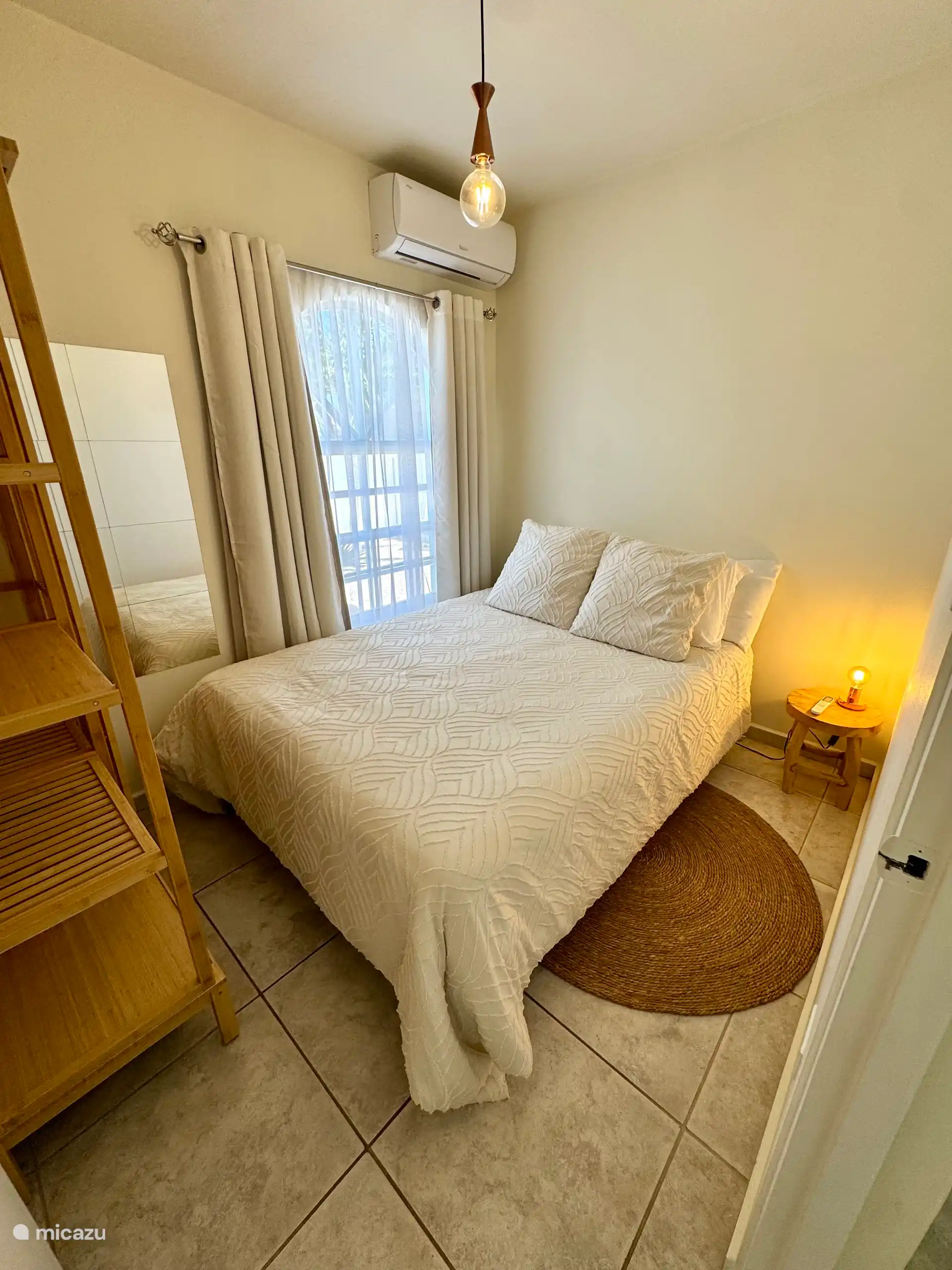 De derde slaapkamer met een queensize bed