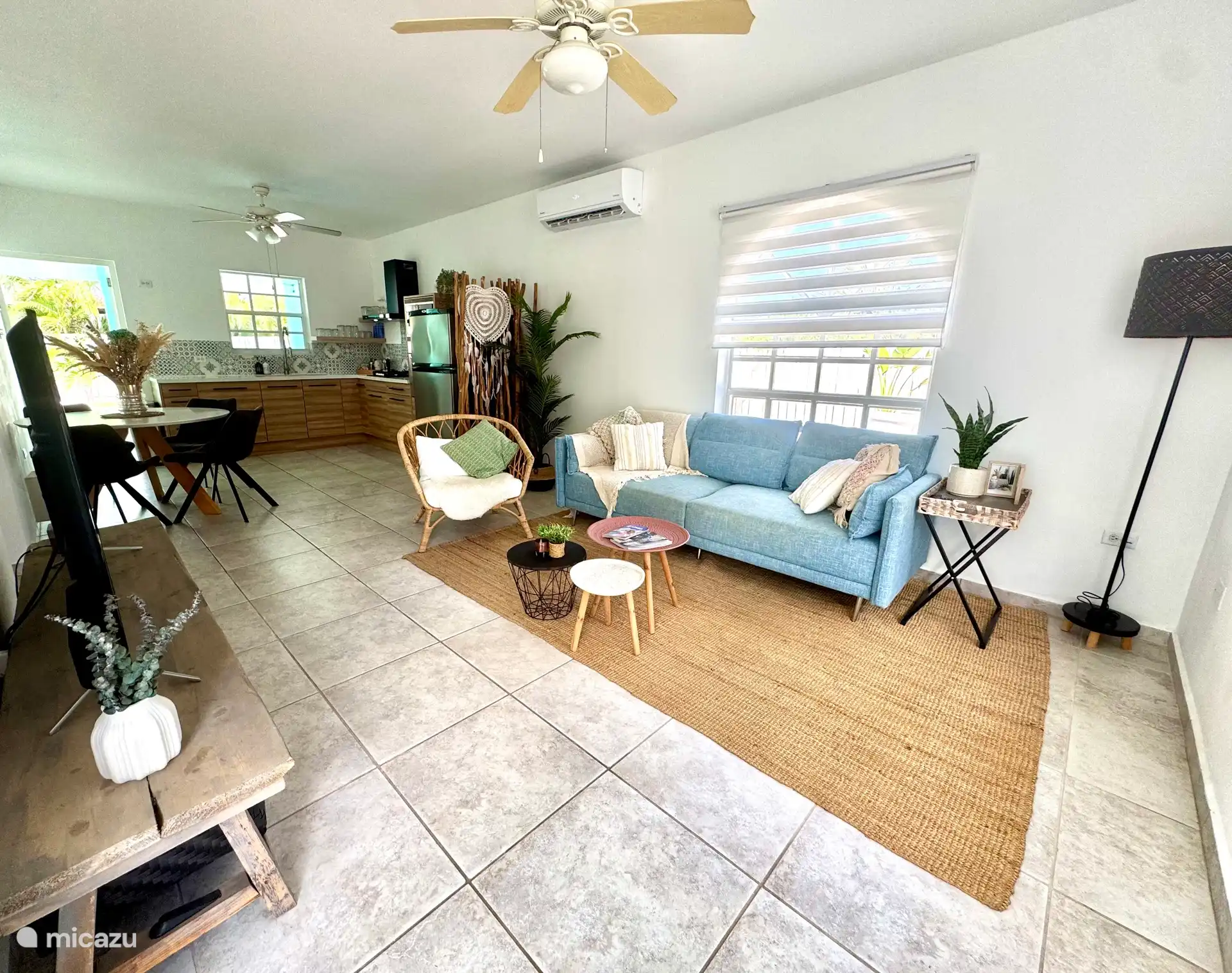 Woonkamer met open keuken