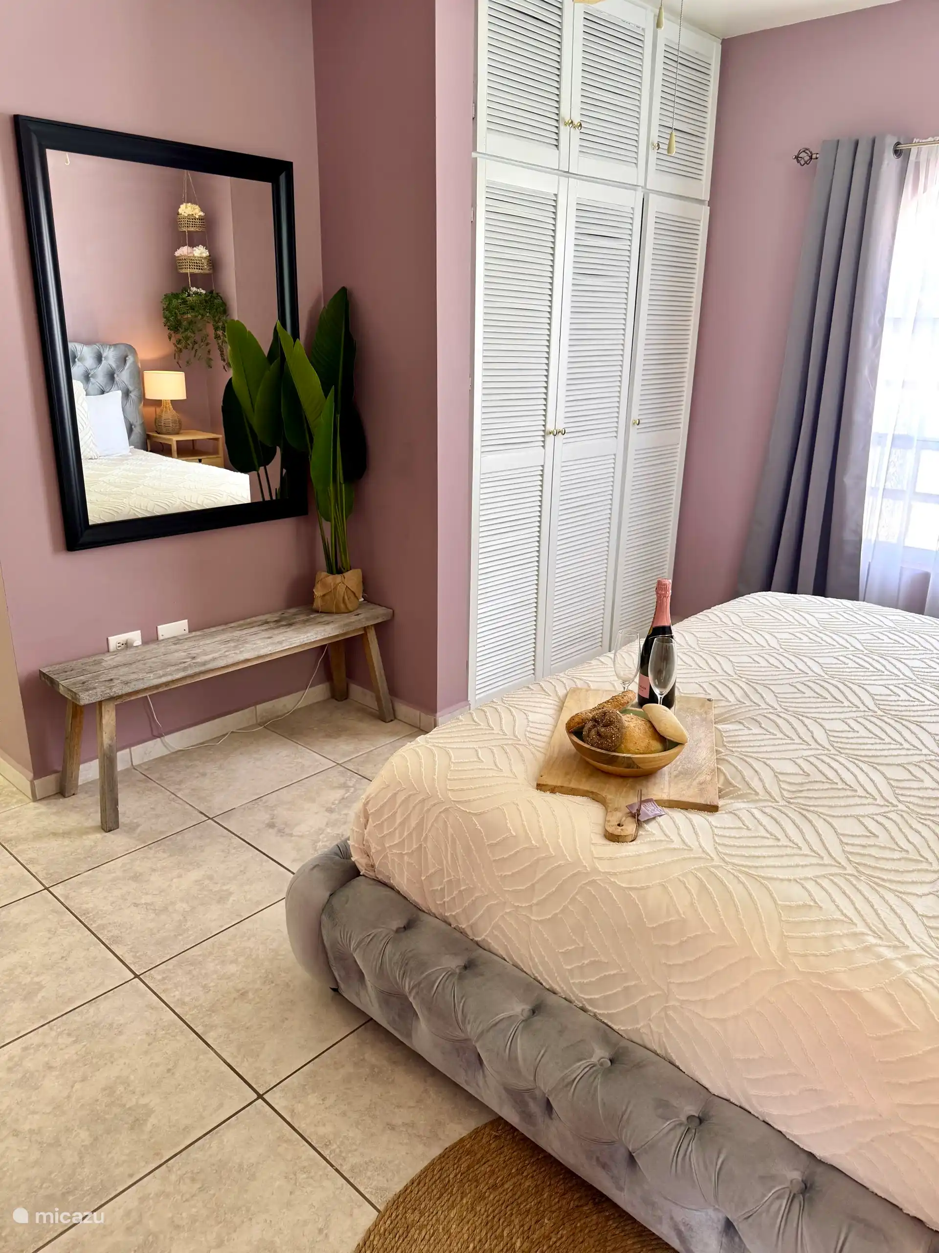 De master bedroom is uitgerust met een inbouwkast waar ook de strijkplank en strijkbout staat. 