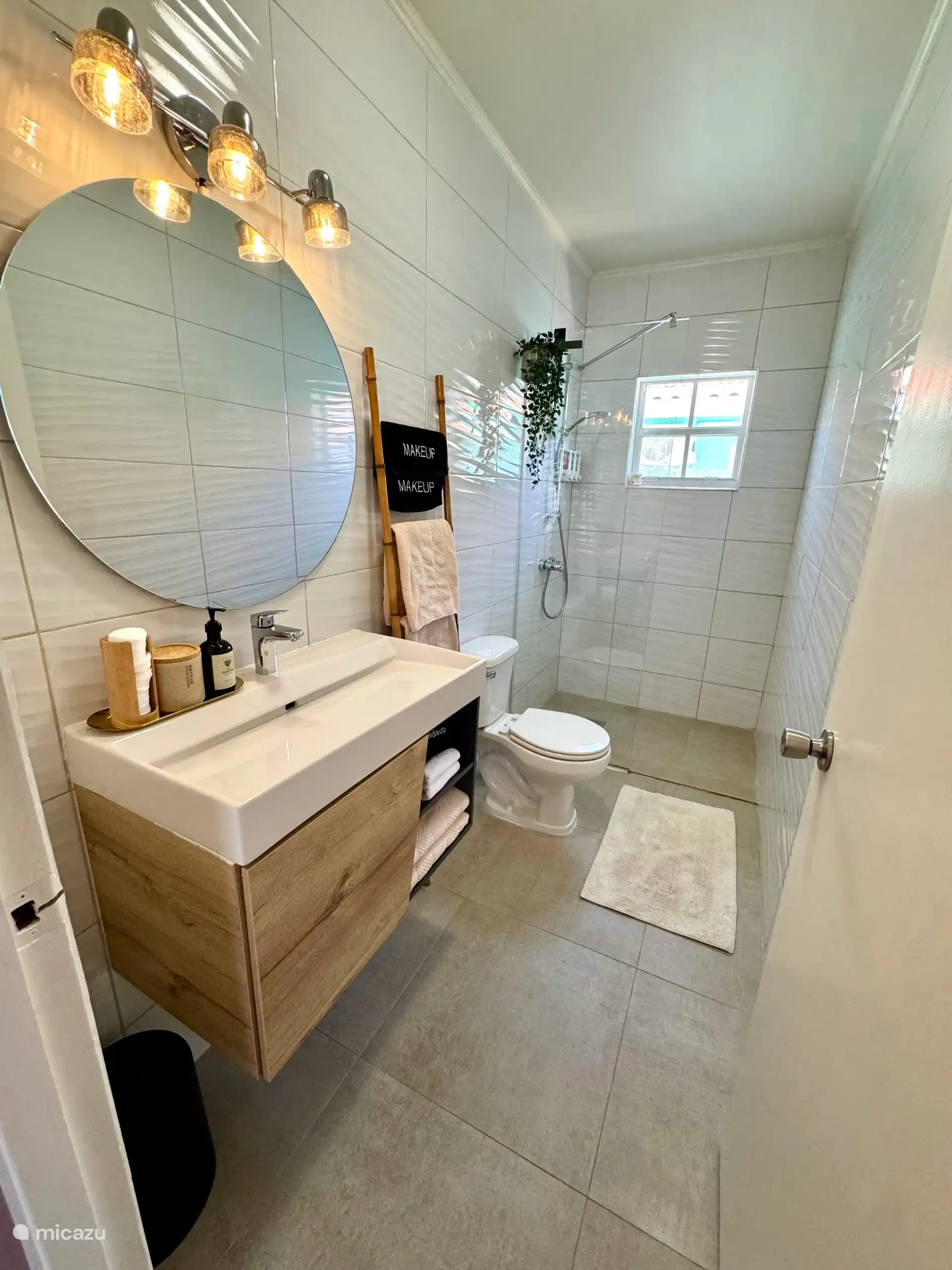 De ensuite badkamer wat is uitgerust met lokale aloë vera producten, wattenstaafjes, wattenschijfjes, handdoeken en een föhn.