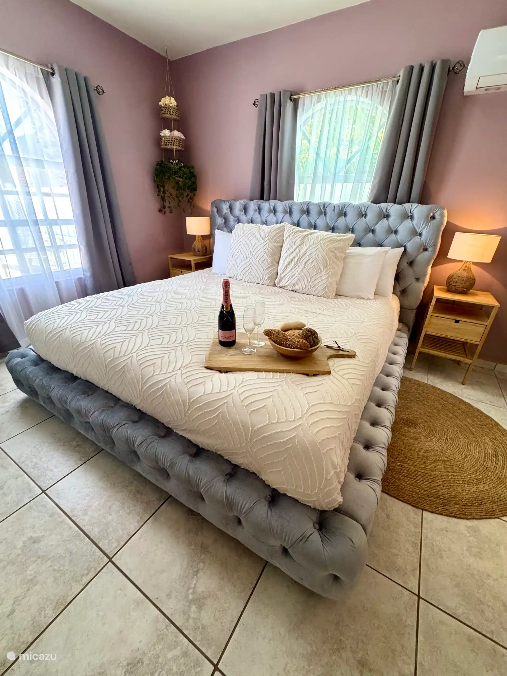 Heerlijk wakker worden in ons master bedroom met kingsize bed ensuite badkamer