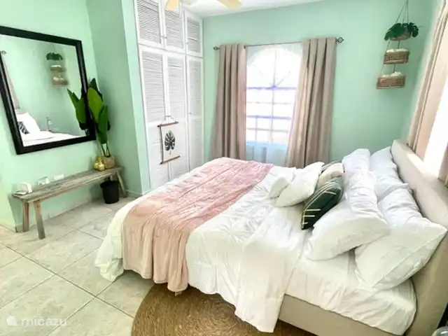 Casa Sunshine Aruba | Aruba, Oranjestad, Oranjestad - maison de vacances Chambre principale avec une grande armoire encastrée.