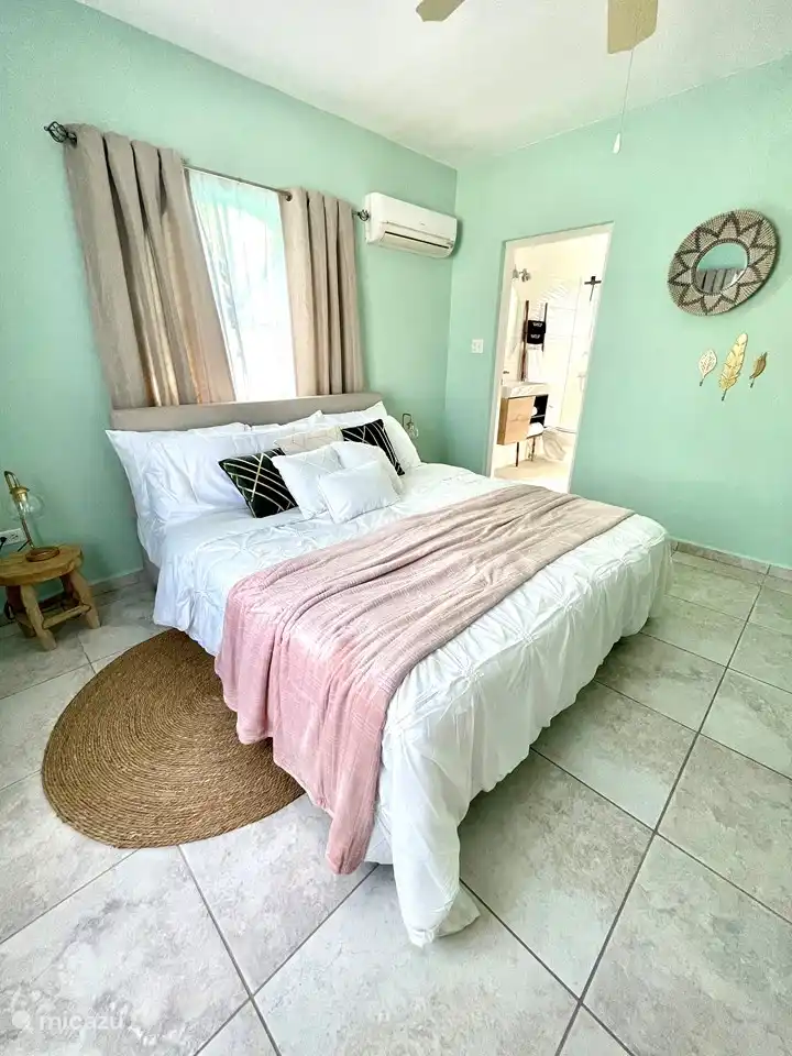 Master bedroom met ensuite.