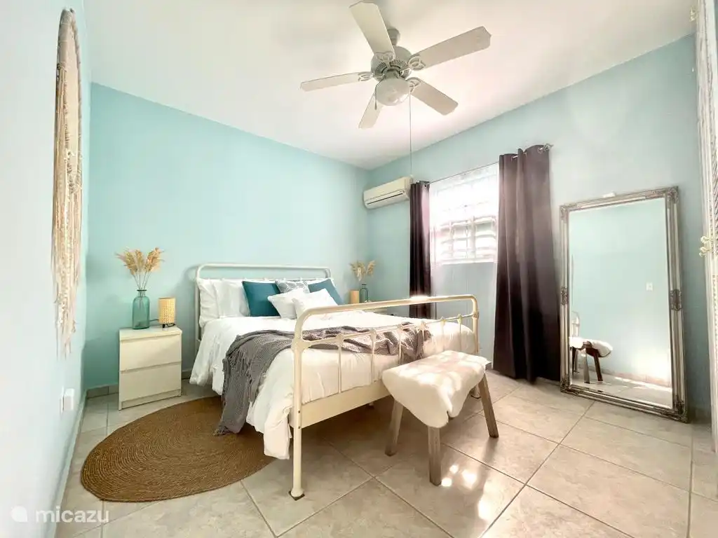 Tweede slaapkamer met grote inbouwkast.