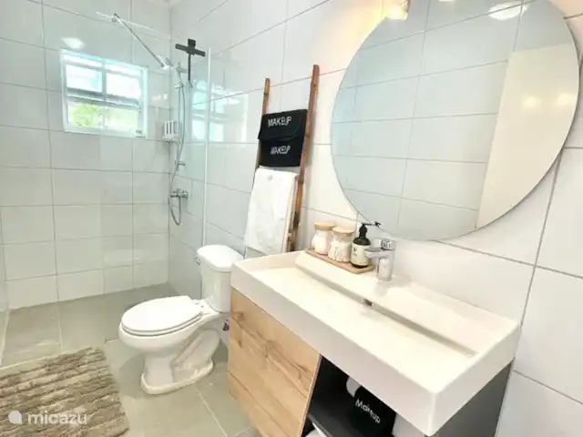 Casa Sunshine Aruba | Aruba, Oranjestad, Oranjestad - maison de vacances Salle de bain partagée de la deuxième et troisième chambre.