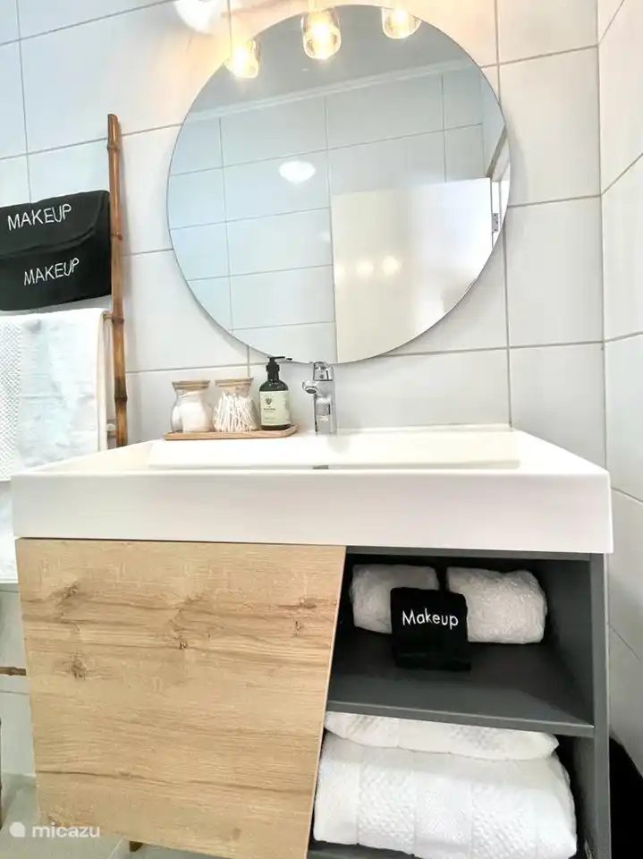 Wastafel van de gedeelde badkamer.