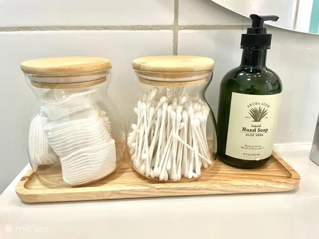 Gratis wattenschijfjes, wattenstaafjes en Aloë Vera handzeep.