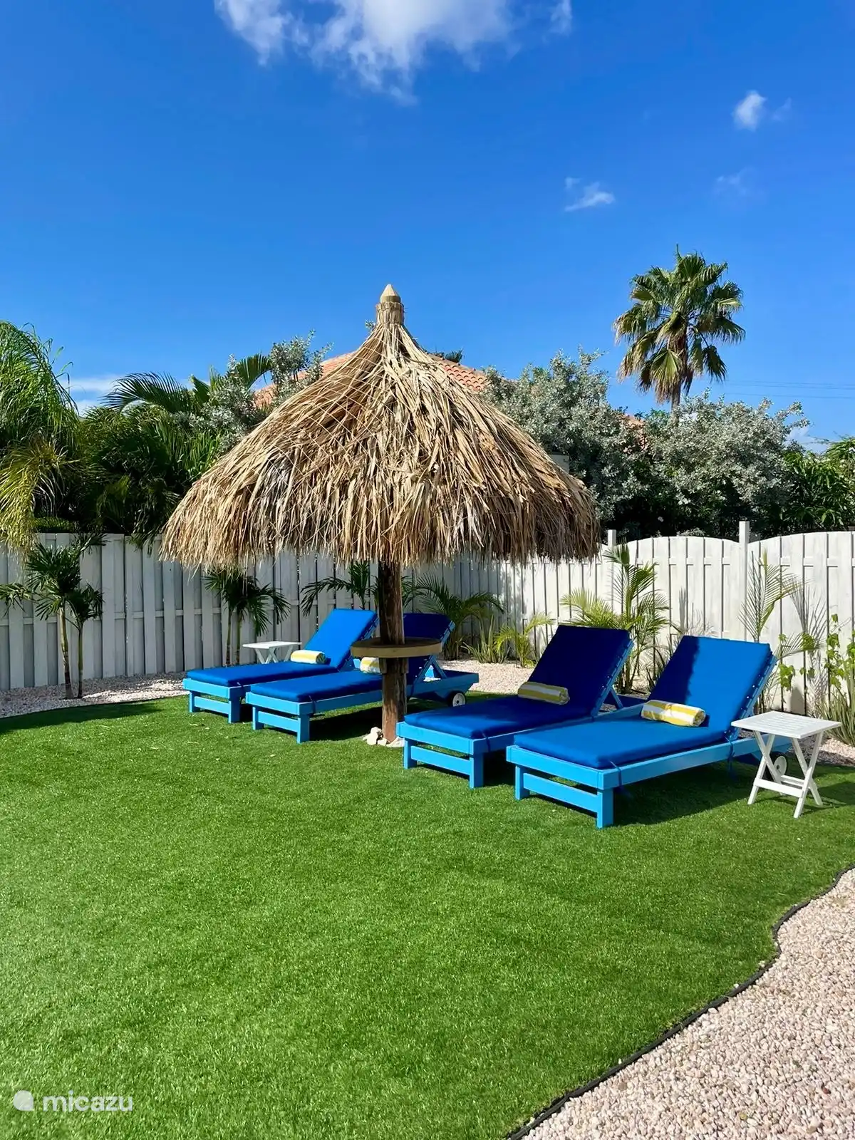 Ligbedden onder de palapa