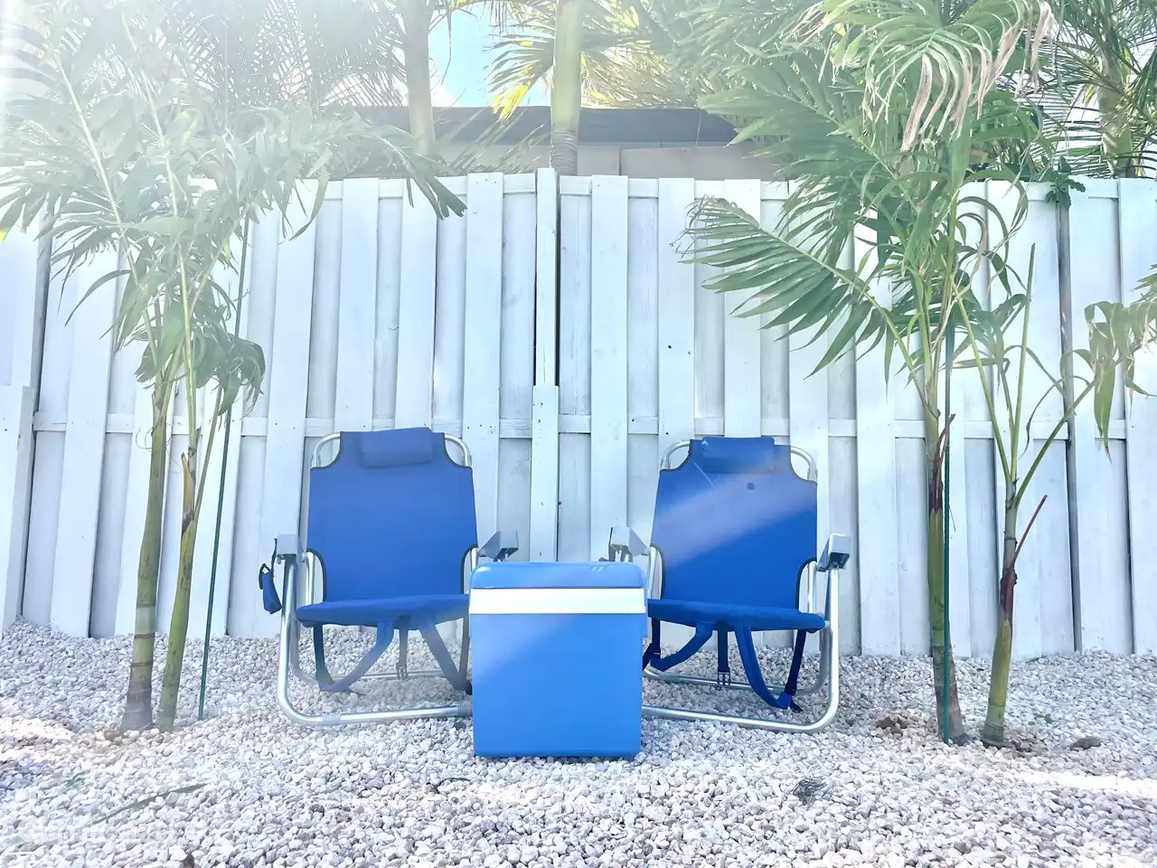 Strandstoeltjes en koelbox.