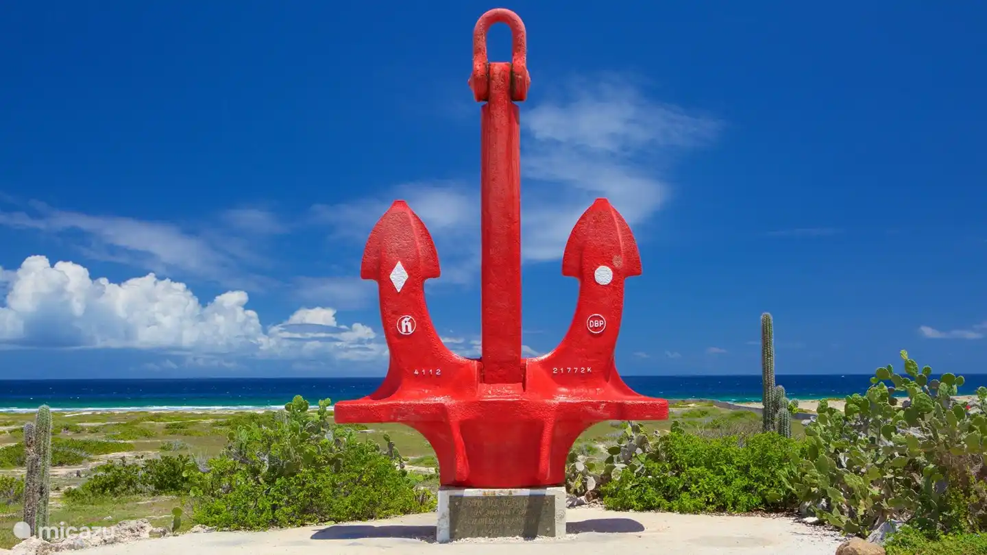 Grote rode anker monument vlakbij Baby Beach.