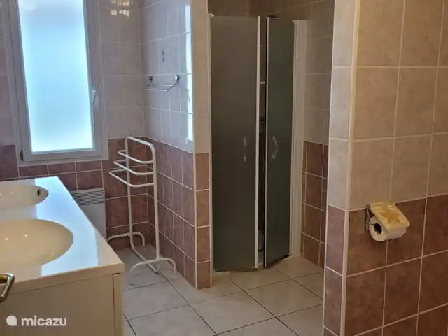 Maison Magnolia | France, Charente, Écuras - villa la première salle de bain avec douche
