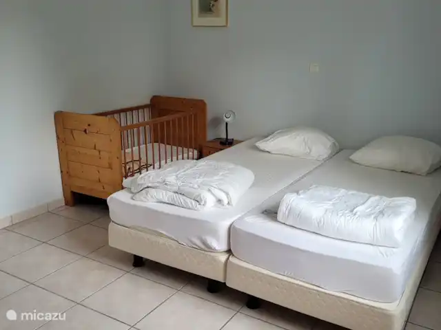 Maison Magnolia | France, Charente, Écuras - villa chambre double avec lit bébé