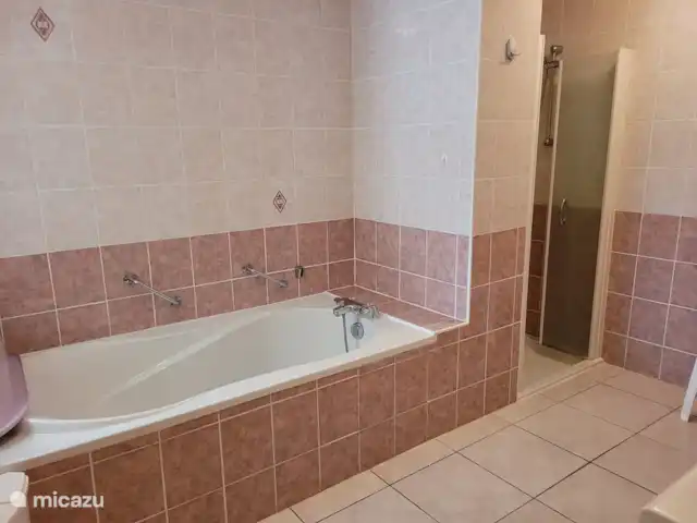 Maison Magnolia | France, Charente, Écuras - villa la deuxième salle de bain avec baignoire