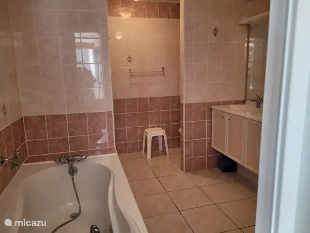 Maison Magnolia | France, Charente, Écuras - villa La deuxième salle de bain avec baignoire et lavabo