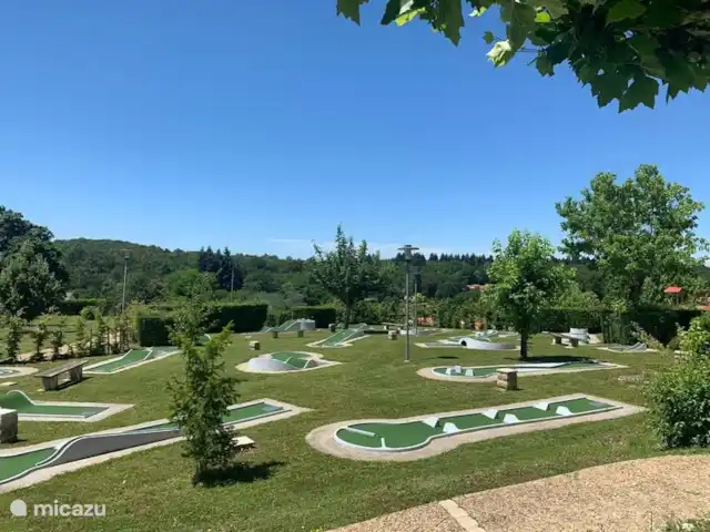 Maison Magnolia | France, Charente, Écuras - villa Le parcours de mini golf du parc