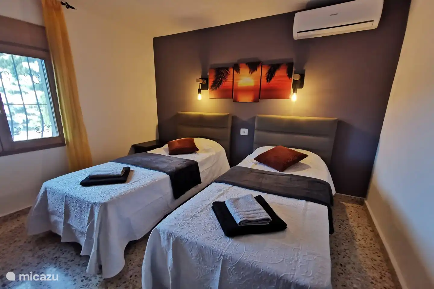 Schlafzimmer im Erdgeschoss mit 2 Einzelbetten 90x200 und Klimaanlage