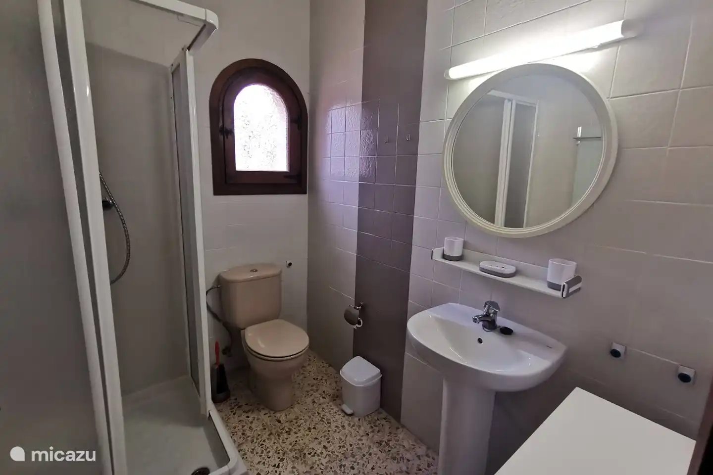 Badezimmer im Erdgeschoss mit Waschbecken, Dusche, WC und Haartrockner