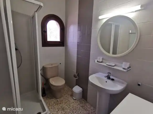 Villa Marymonte | Espagne, Costa Blanca, Benissa - villa Salle de bain au rez-de-chaussée avec lavabo, douche, WC et sèche-cheveux