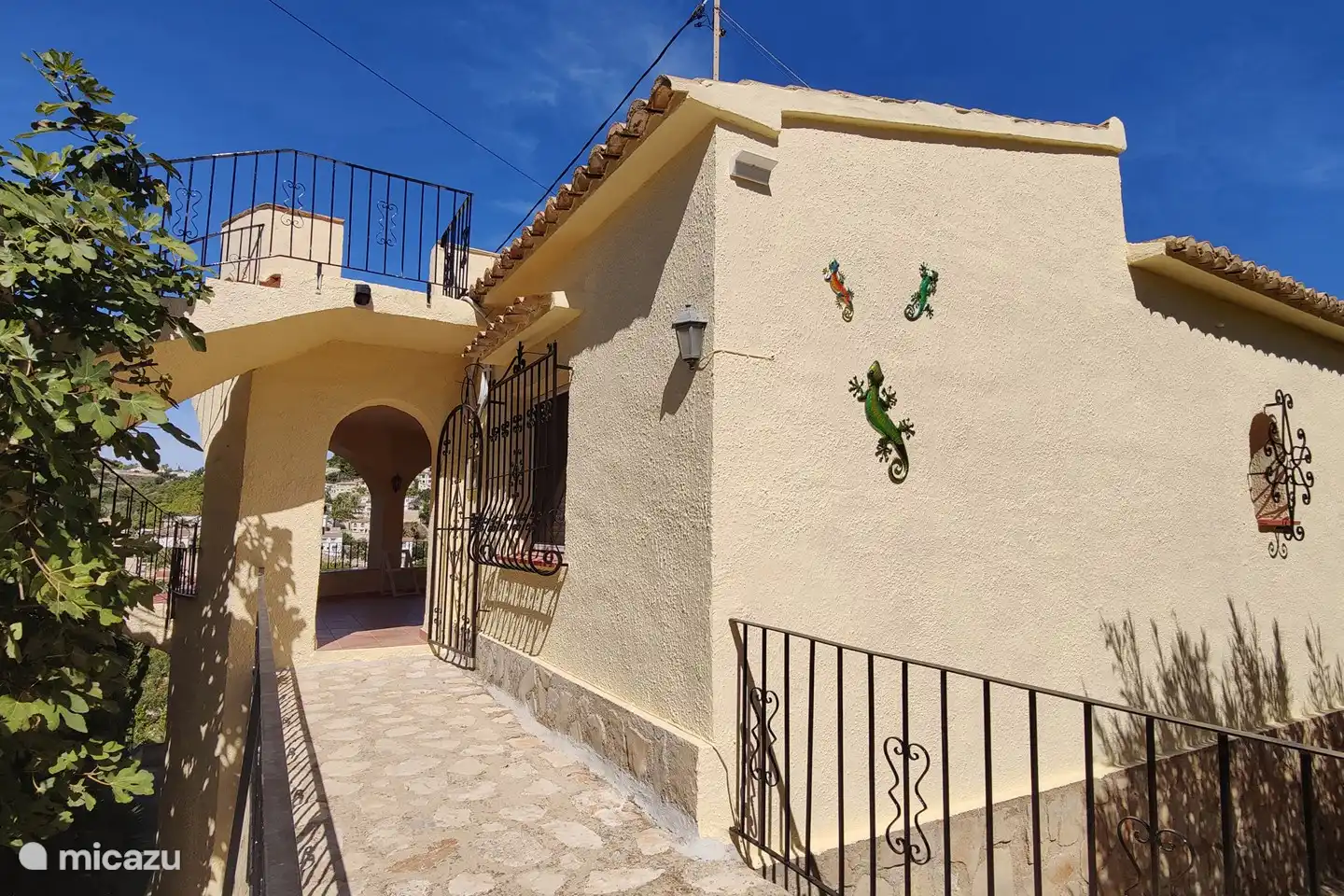 Eingang auf Straßenniveau