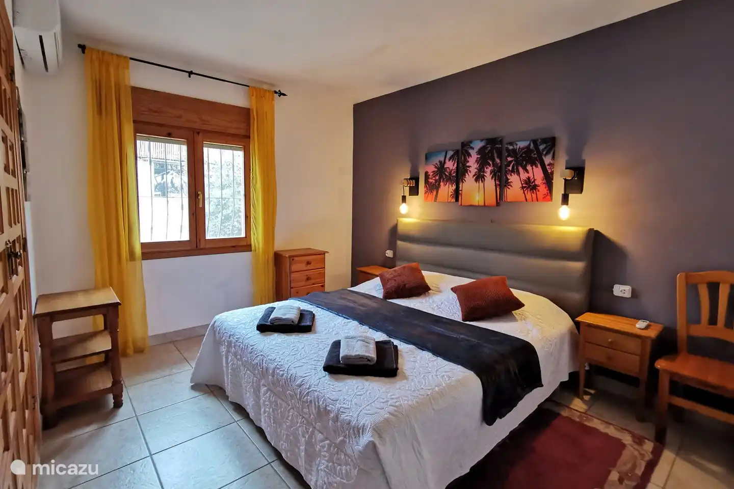 Schlafzimmer im Obergeschoss mit Doppelbett 180x200 und Klimaanlage