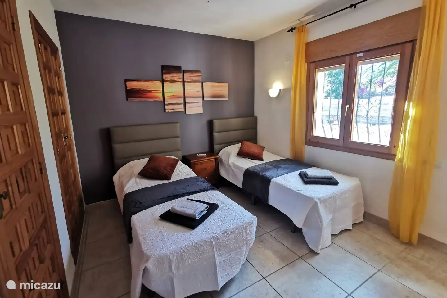 Schlafzimmer im Obergeschoss mit 2 Einzelbetten 90x200 und Klimaanlage