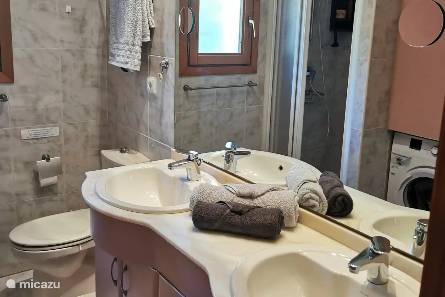 Badezimmer im Obergeschoss mit 2 Waschbecken, Dusche, WC, Waschmaschine und Haartrockner