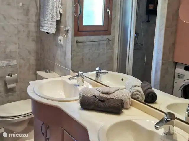 Villa Marymonte | Espagne, Costa Blanca, Benissa - villa Salle de bain à l'étage avec 2 lavabos, douche, WC, lave-linge et sèche-cheveux