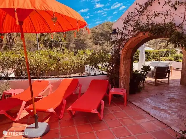 terrasse au bord de la piscine