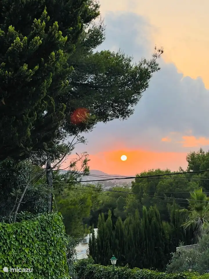 beau coucher de soleil depuis le jardin