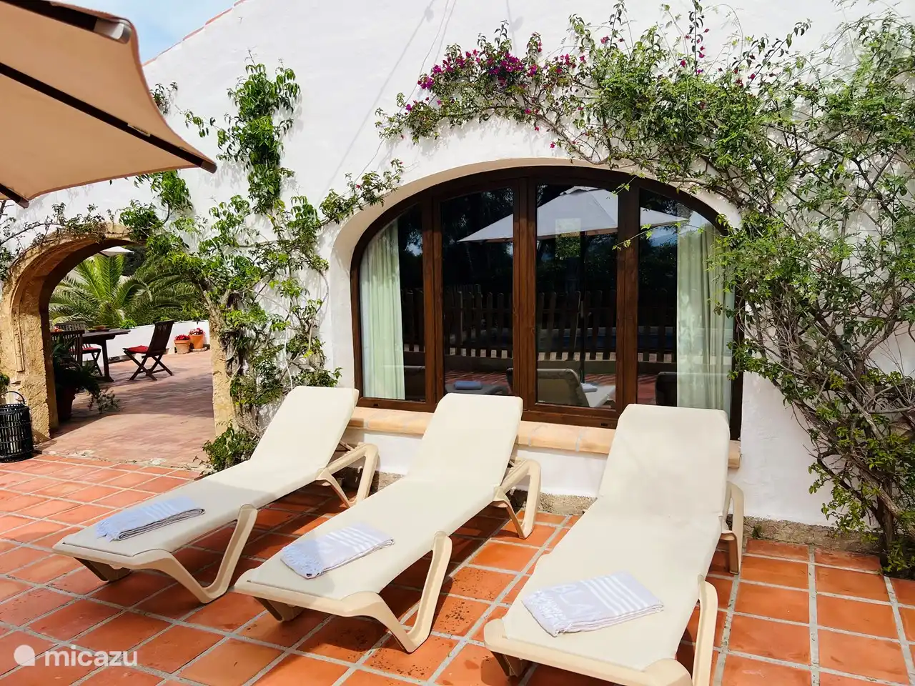 La terrasse avec transats