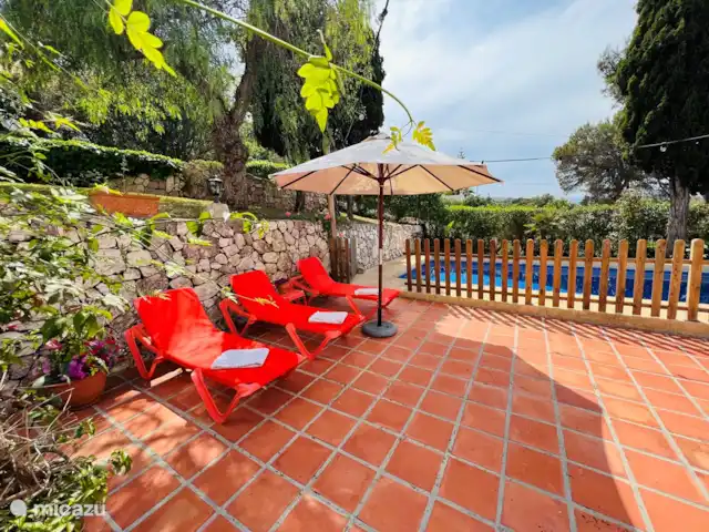 El Bosque en España, Costa Blanca, Jávea - villa La terraza con tumbonas junto a la piscina
