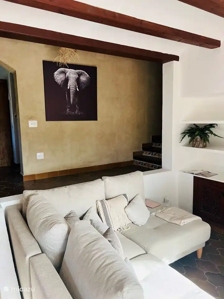 salon avec escalier vers les chambres