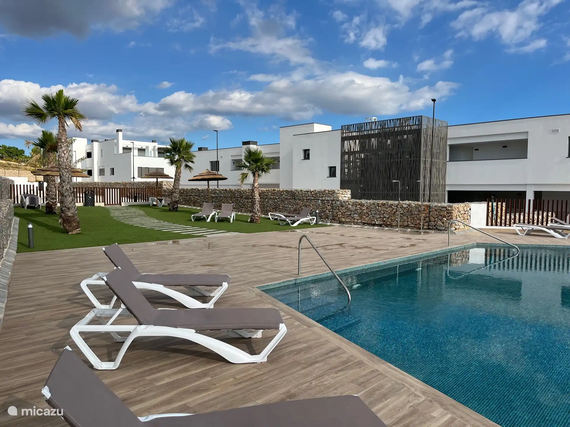 Segunda piscina comunitaria justo detrás del apartamento