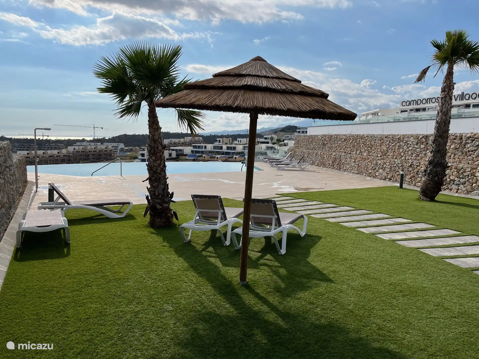 Segunda piscina comunitaria justo detrás del apartamento