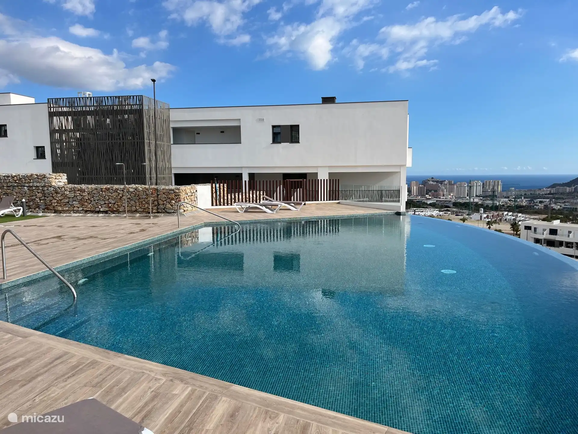 Segunda piscina comunitaria justo detrás del apartamento