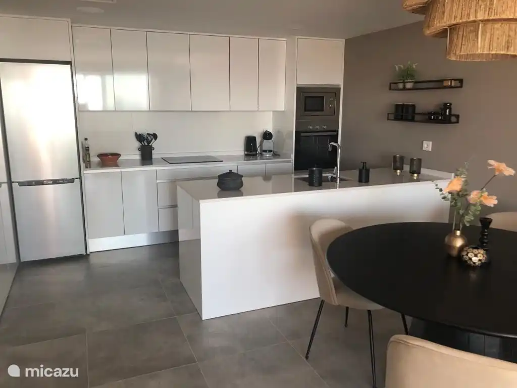 Cocina abierta y moderna