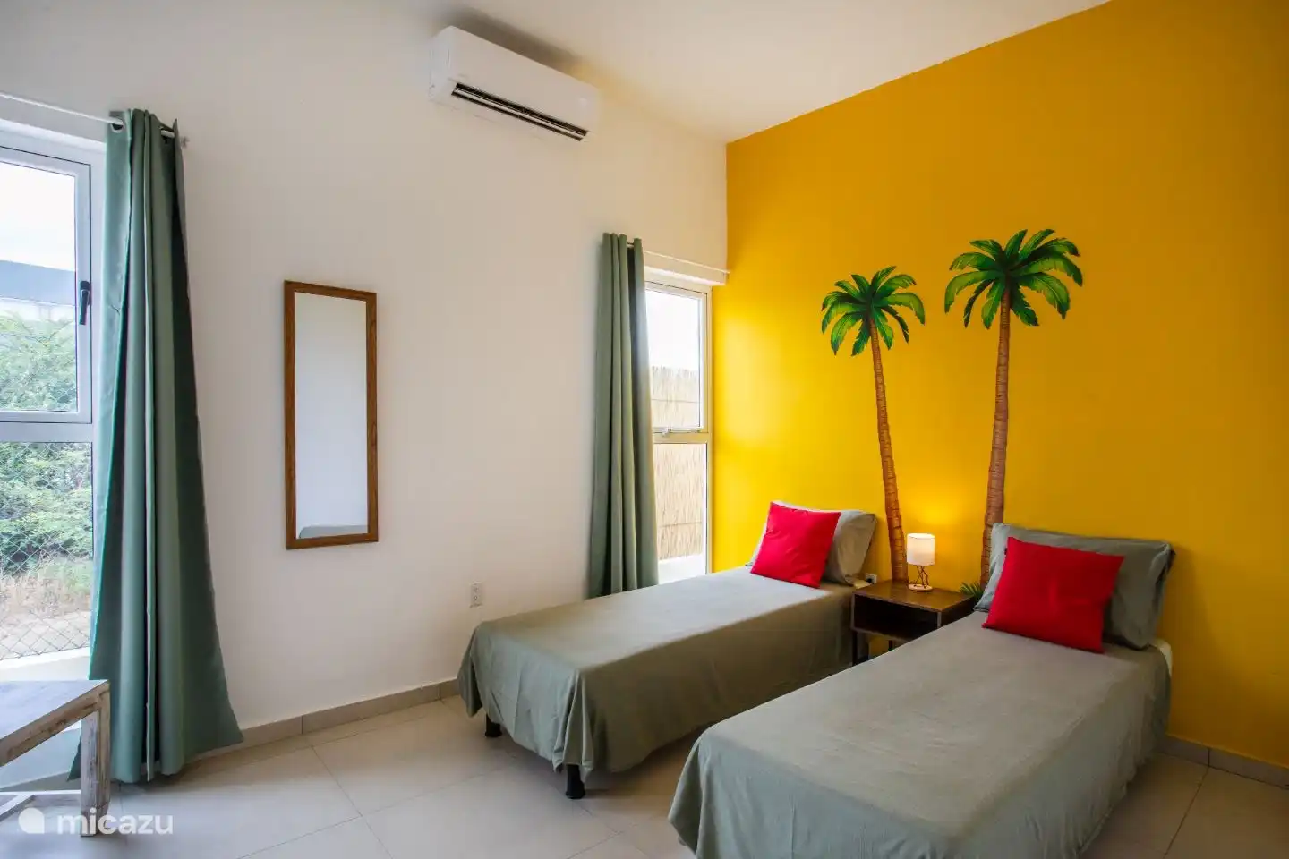 Schlafzimmer mit 2 Einzelbetten, die auch zusammengestellt werden können. Zimmer mit Klimaanlage