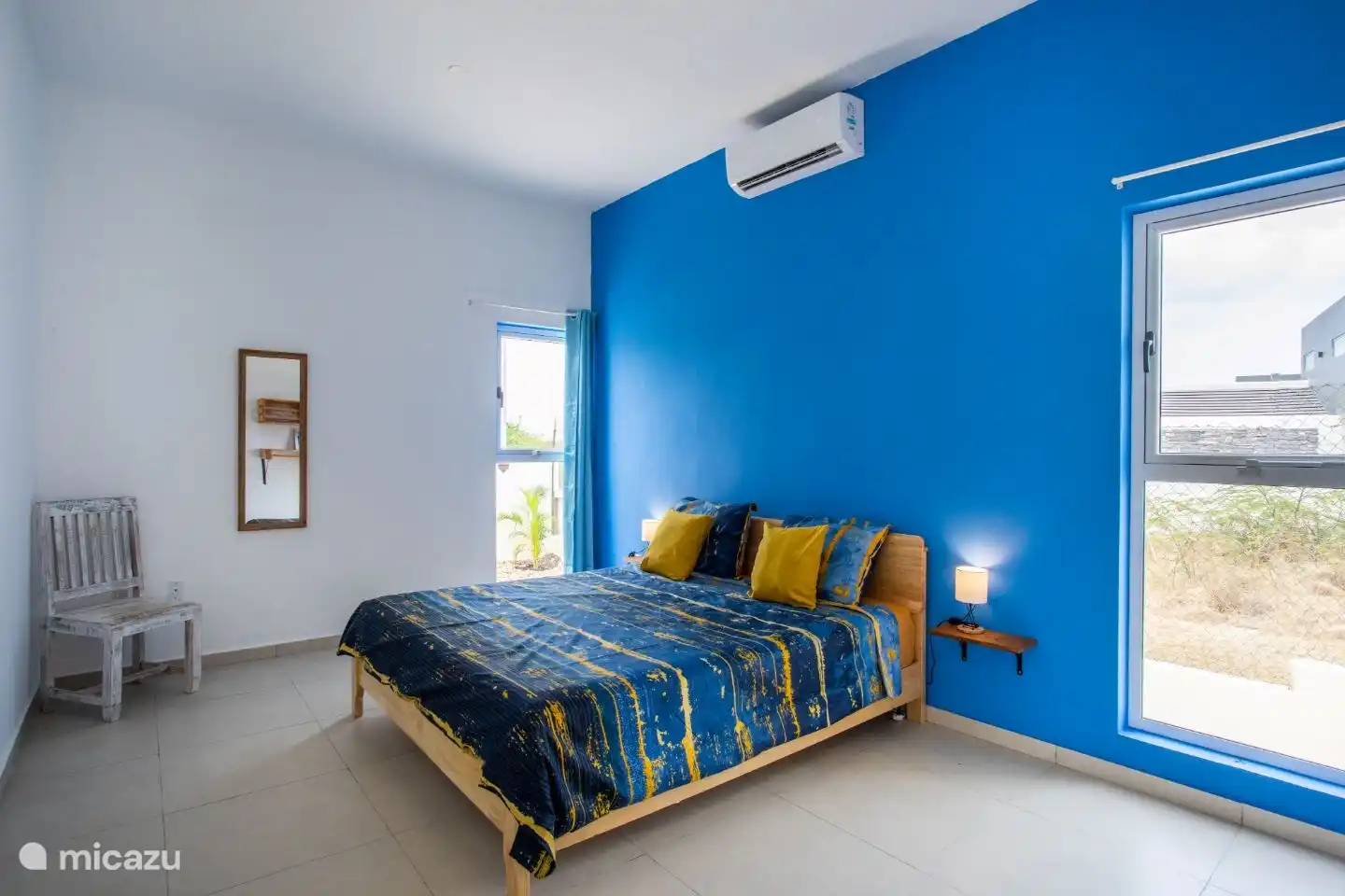 Das blaue Zimmer ist geräumig und schön kühl mit der Klimaanlage.