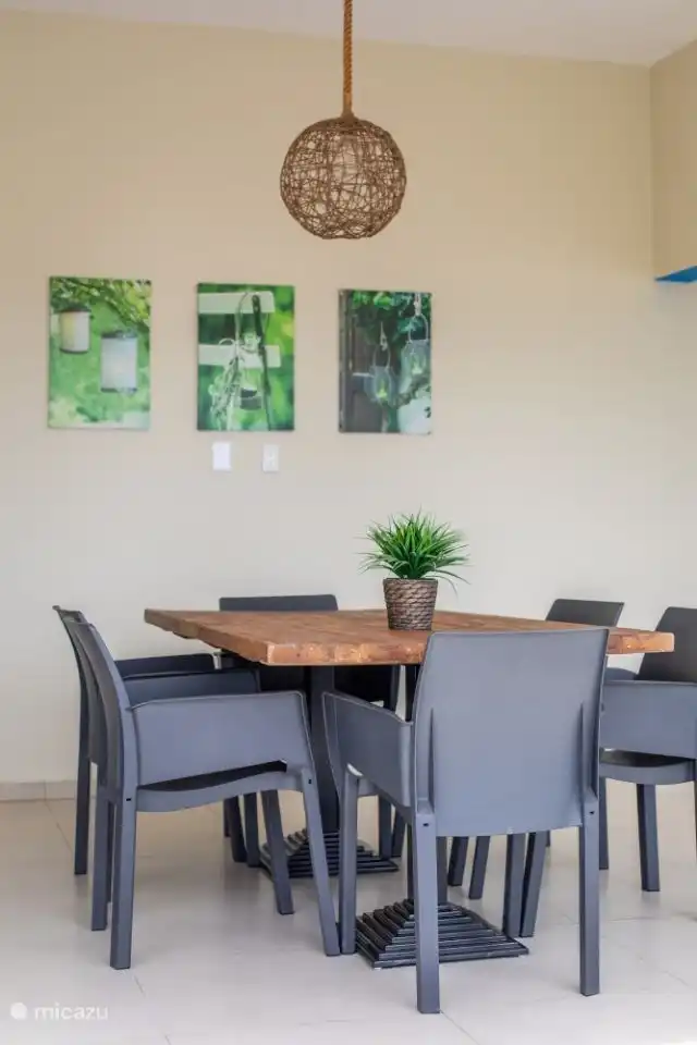 Gemeinsam frühstücken, Zeitung lesen oder ein Spiel spielen. an diesem großzügigen Esstisch ist dies möglich.