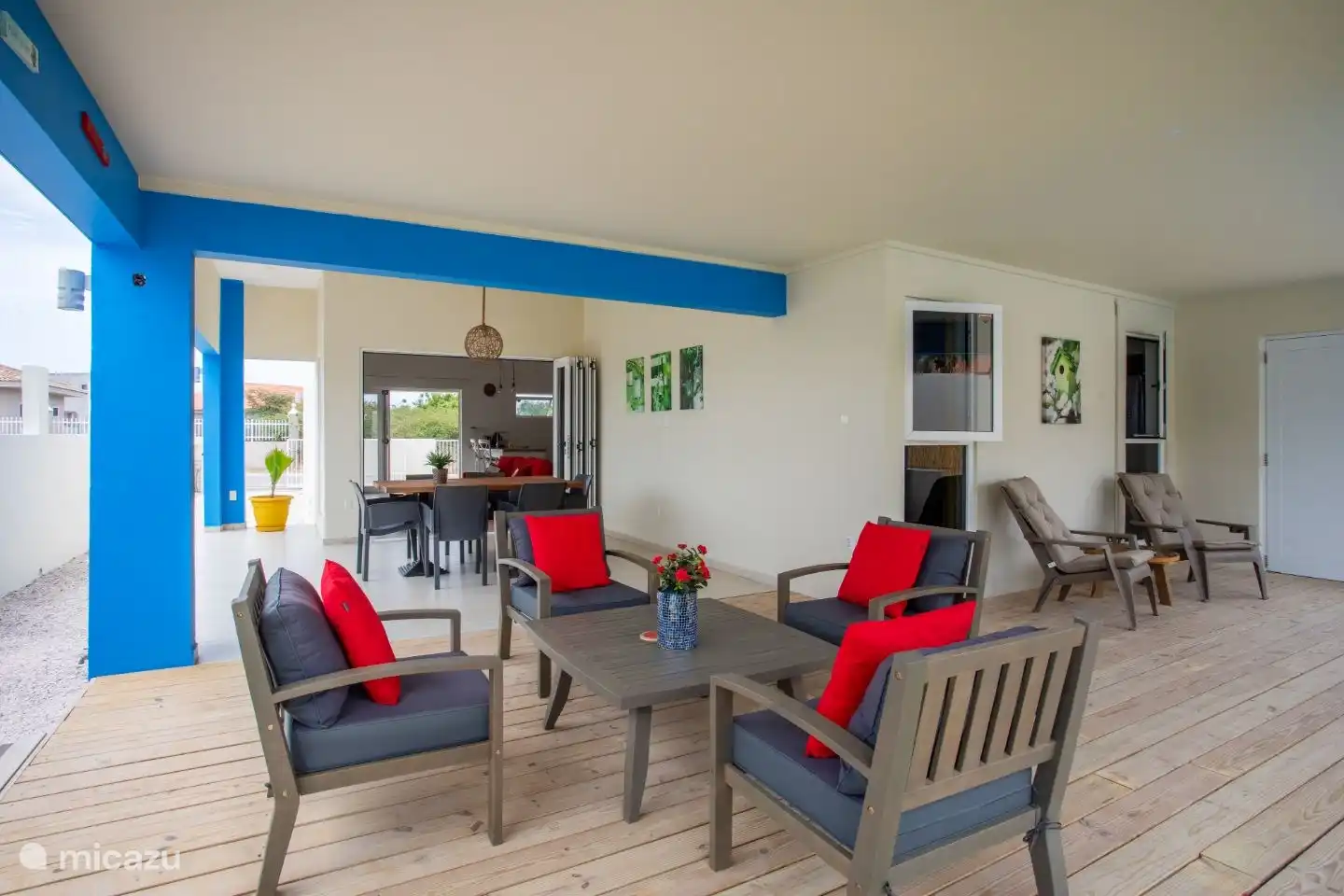 Entspannen Sie am Pool schön kühl durch den erfrischenden Wind, der hier auf Curacao weht.